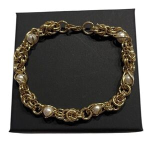 Gorgeous gold tone bracelet. Links with pearls. Unique